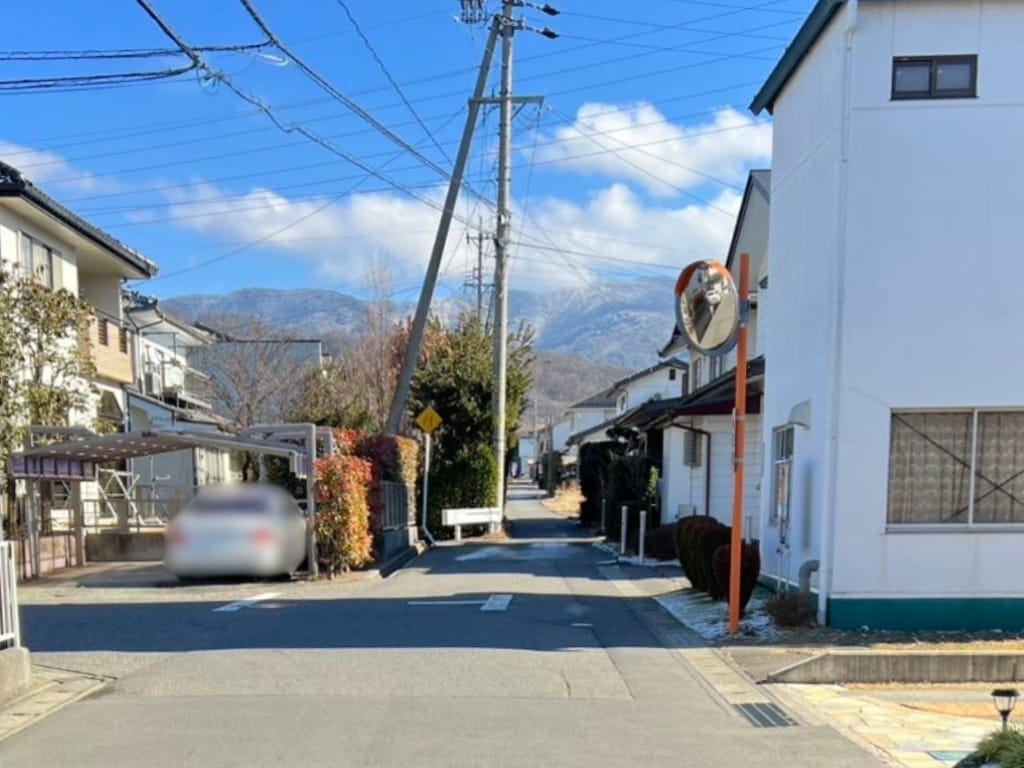 前面道路の通行はご近所にお住まいの方がほとんど。小さなお子様にも安心の住環境です。