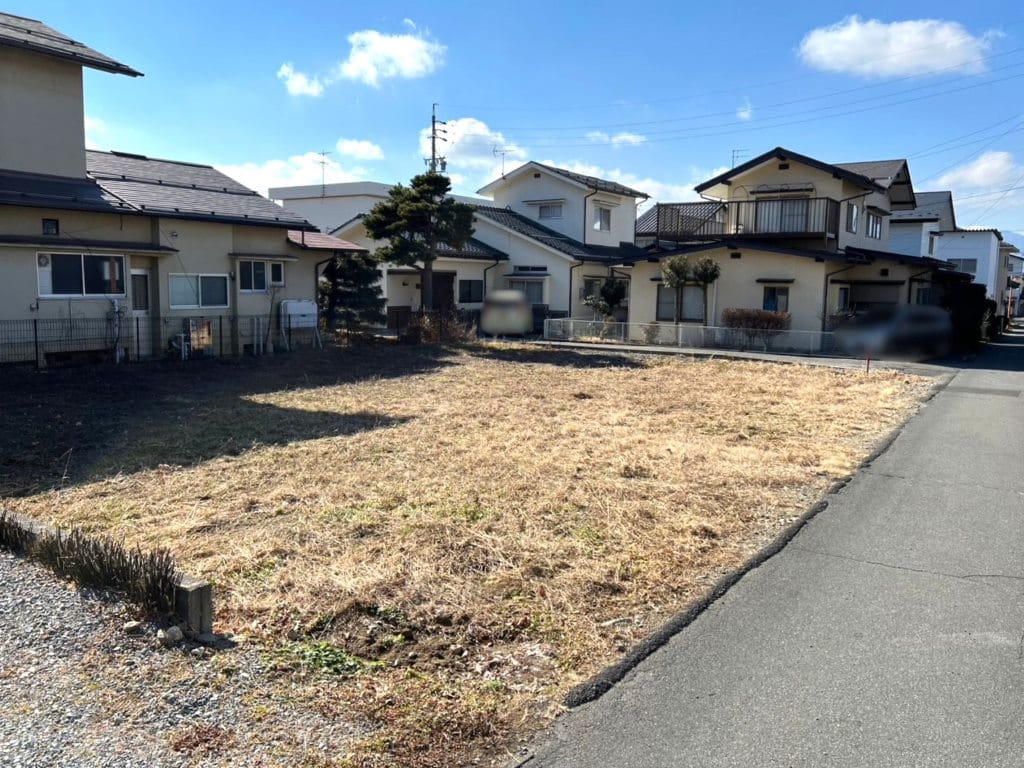 周辺には一軒家が建ち並ぶ、閑静な住宅街の一画です。静かで落ち着きのある暮らし向き。