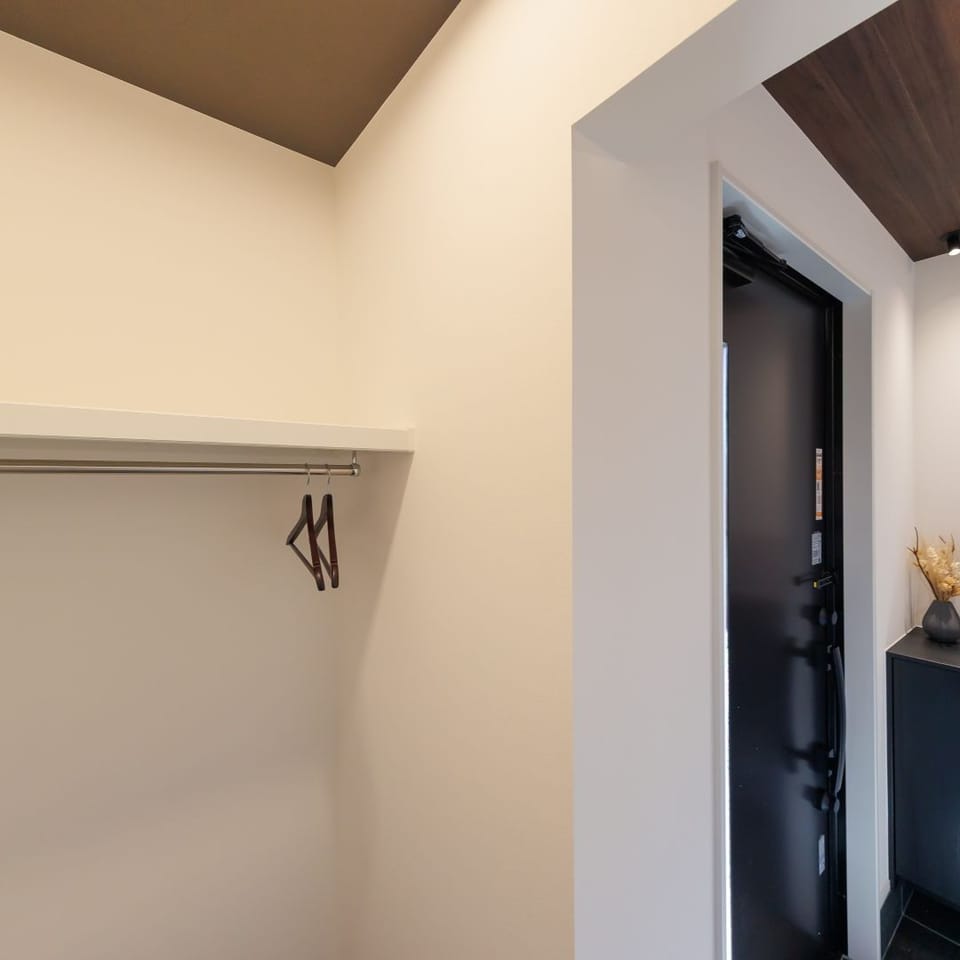 ベビーカーやアウトドア用品を楽々収納できるエントランスクローク。上着類を掛けられるよう、ハンガーパイプを設置。