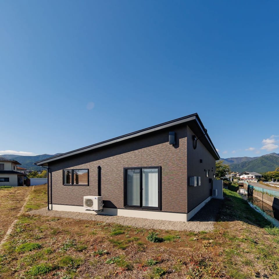 鋳物鉄器の地肌をモチーフにした味わいある外壁を採用し、のどかな住環境にマッチするデザインに仕上げました。