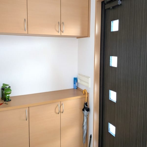 ブラウンの玄関扉がワンポイントとなる玄関には、ご家族の靴をたっぷり収納できるシューズボックス付。