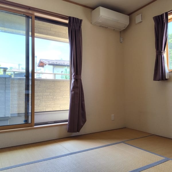 2F和室は約8畳。南西に面した日当たりの良いお部屋です。その他、2Fには6帖と4帖の洋室と納戸があります。