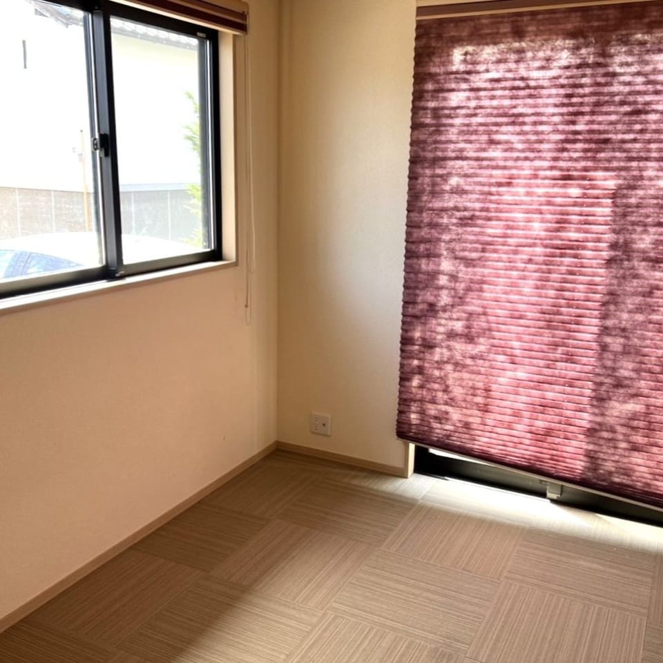 1Fの4.9帖和室は来客用としても◎。テキスタイルフロアの模様を生かし和モダンなお部屋に。