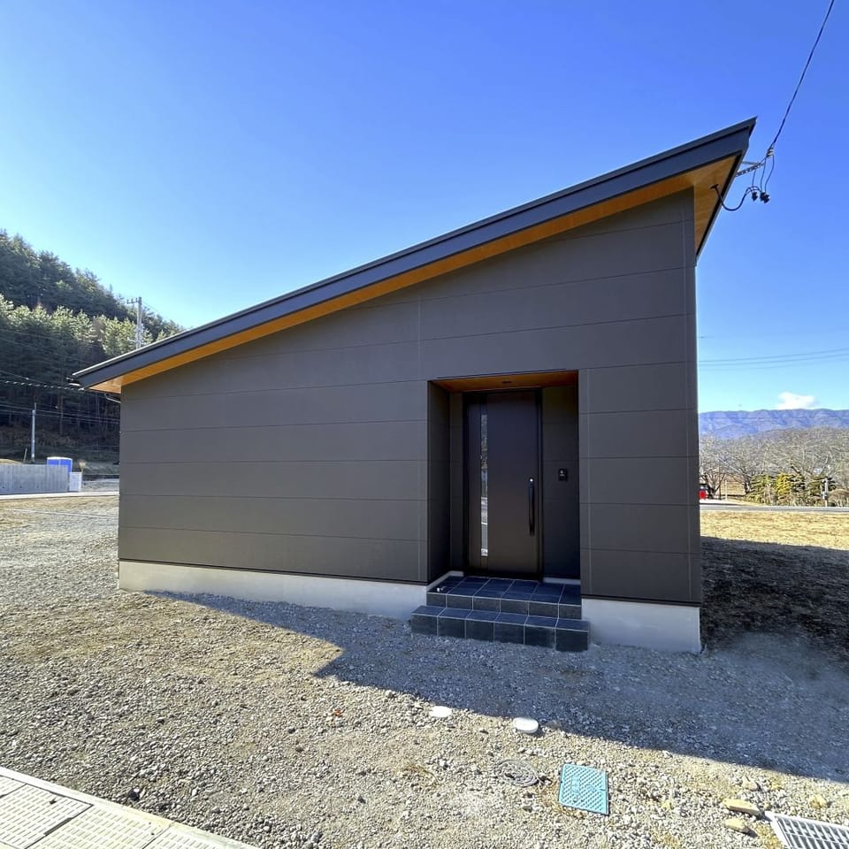 シンプルなフラットデザインに自然な風合いをプラスした外壁材を使用し、モダンな外観に仕上げました。