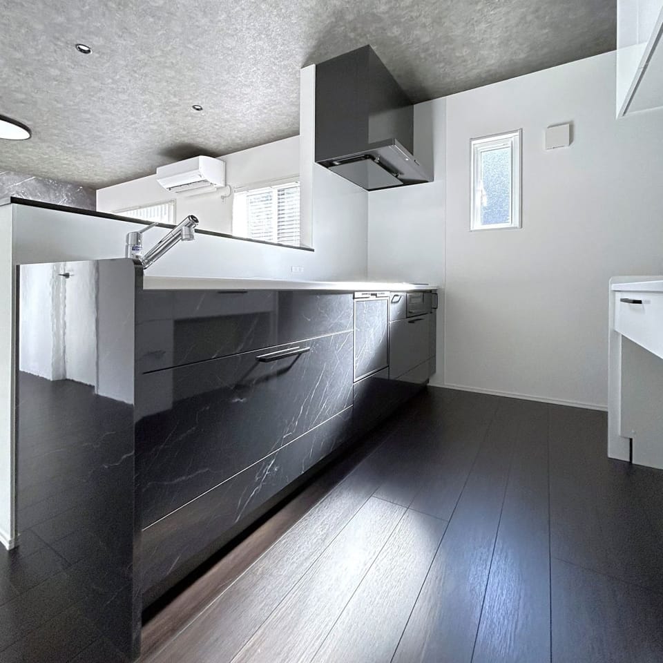 人造大理石のワークトップを用いた、清潔感がありお掃除も楽々なキッチン。IHクッキングヒーター&食器洗浄乾燥機搭載。