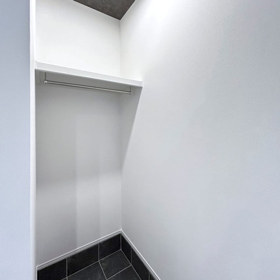 可動棚付きの収納スペースも完備した機能的な玄関。ハンガーパイプ付きのECLには上着などを収納できます。