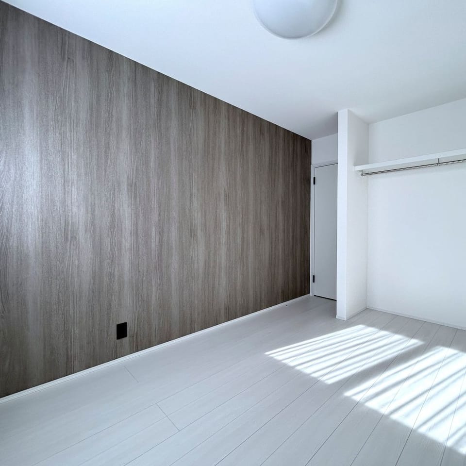 洋室はホワイトのフローリングとグレイッシュトーンのアクセントクロスで、シンプルながら飽きの来ない部屋に。