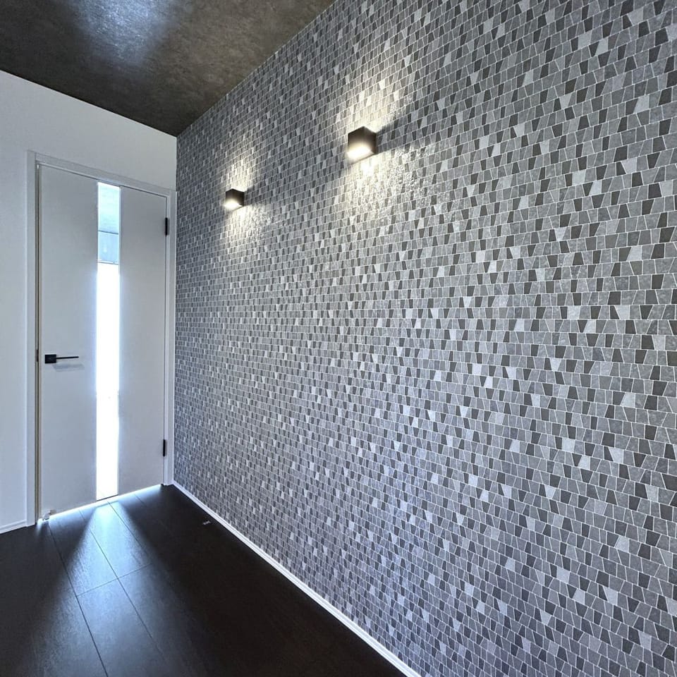 玄関ホールには、幻想的な光沢感が美しいガラス技法「ラスターガラス」をモチーフとしたクロスを使用し、印象的に。