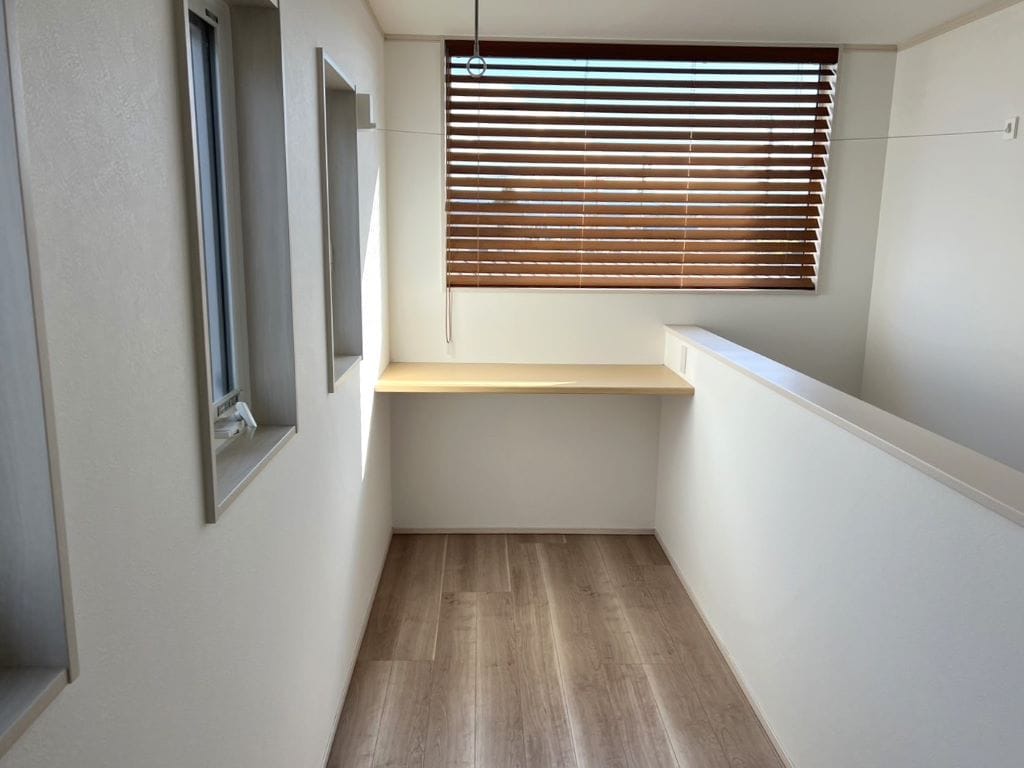 2Fホールには部屋干し可能なサンルームスペース。奥のデスクカウンターは家事や在宅ワークにも◎。