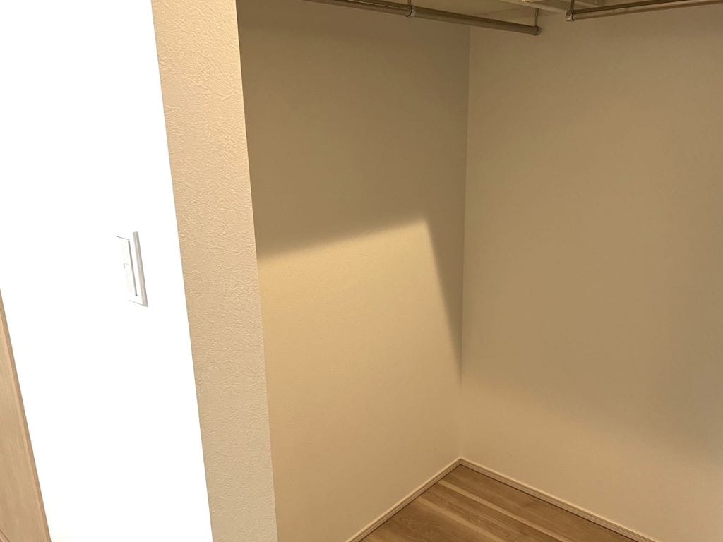 ウォークインクローゼットは2帖以上のたっぷりサイズ。ハンガーパイプと枕棚付きです。