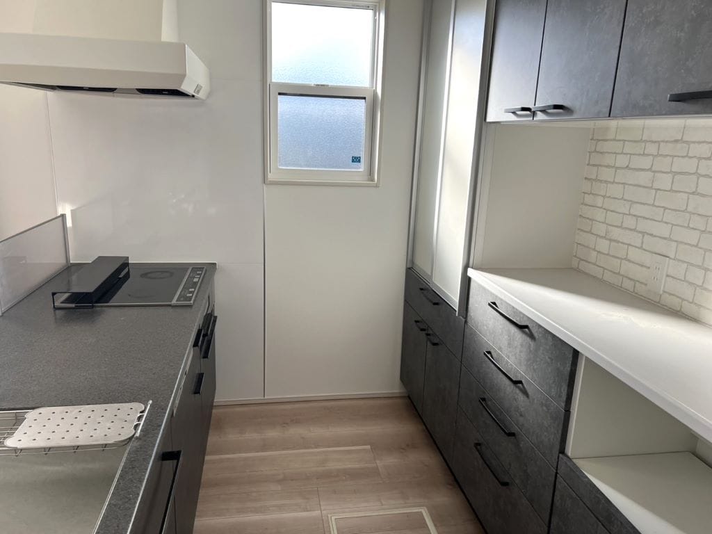 カップボードには食器や調理器具、食品ストックをしっかり収納できます。