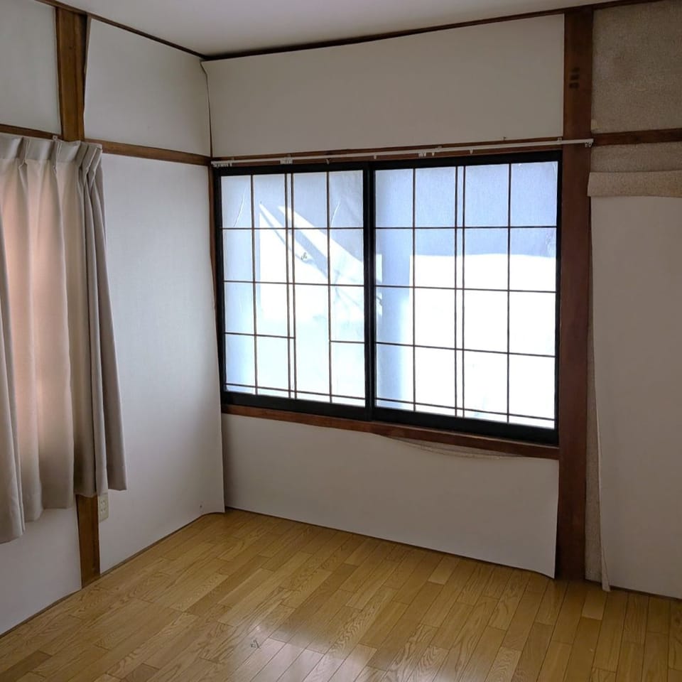 2階には6帖と4.5帖の洋室が2部屋。バルコニー付きで採光や風通しも良く、寝室や子ども部屋など多用途に使えます。