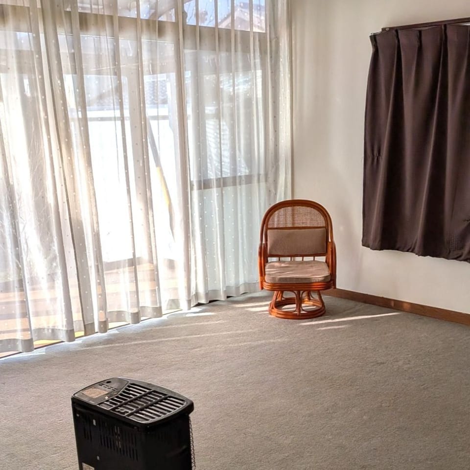 南向きで明るい8帖のリビングは、陽光がたっぷり差し込む心地よい空間。家族が自然と集まり、くつろぎの時間を過ごせます。