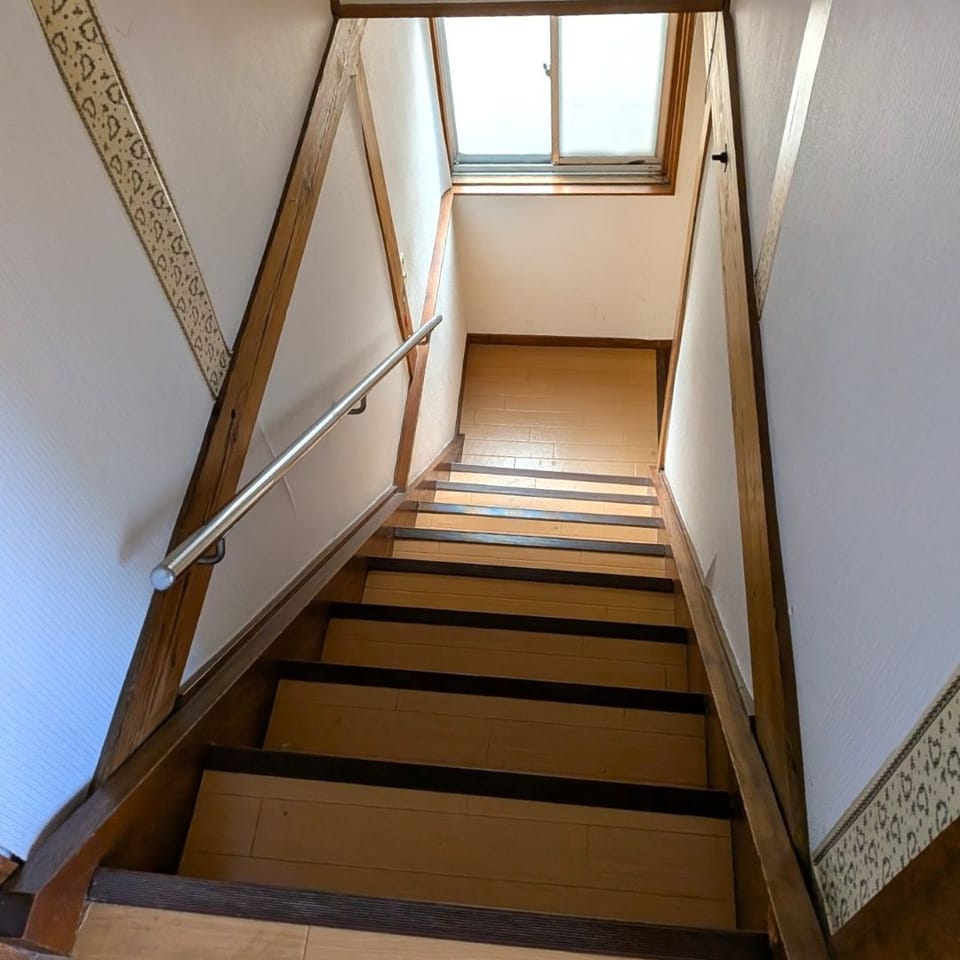 手すり付きで昇り降りも安心な階段。階段下には収納スペースも備え、日用品や掃除用具をすっきり片付けられます。