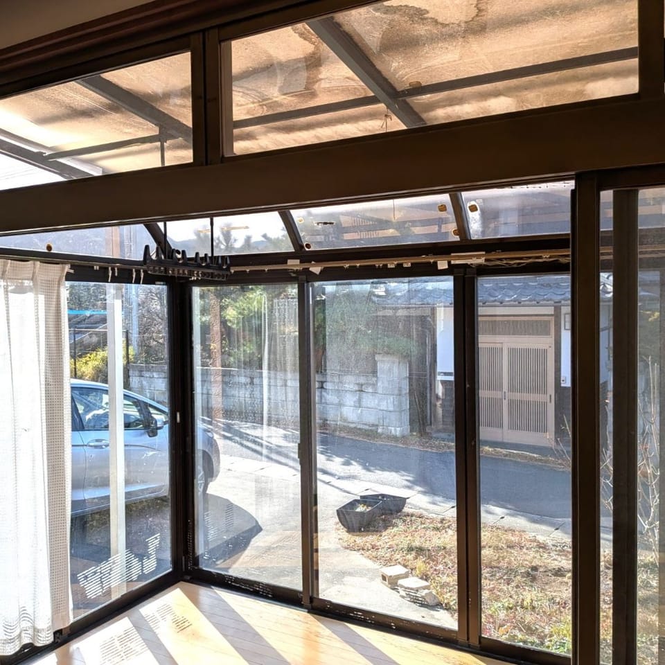 リビングから続く4帖のサンルームは、十分な広さと日当たりの良さが魅力。洗濯干しにはもちろん、くつろぎスペースにも。