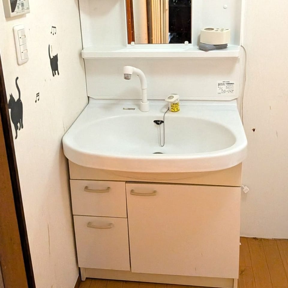 白を基調とした清潔感あるシャワー付き洗面化粧台は、約15年前に交換済み。身支度や掃除もしやすい、使い勝手の良い仕様。