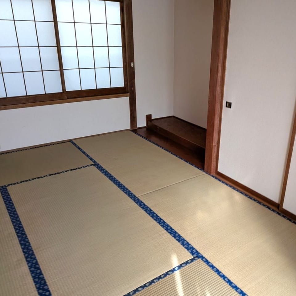 6帖の和室は落ち着きある空間で、来客用としても重宝。普段は寛ぎの場として、必要に応じて多用途に使える便利な一室です。