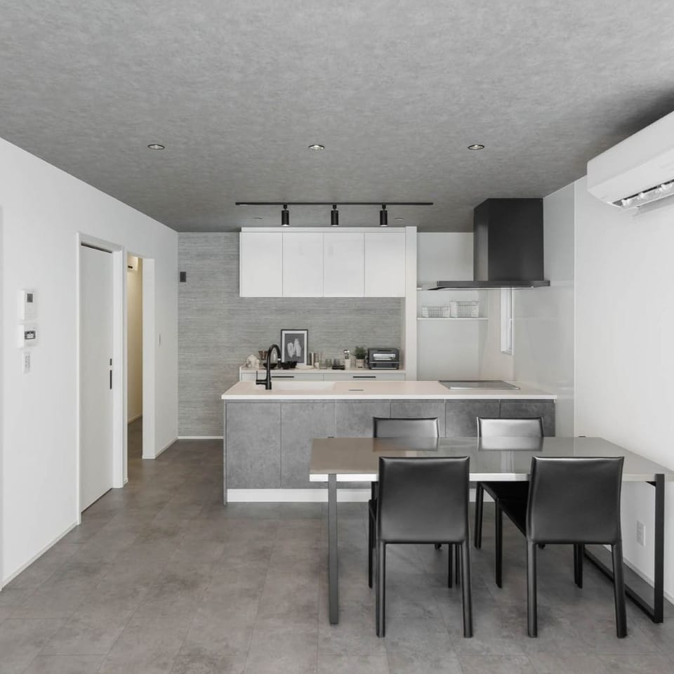 DK上部の照明にもこだわり、スポットライトを配置。毎日の食卓をやさしく照らし、明るく心地よい空間に仕上げました。