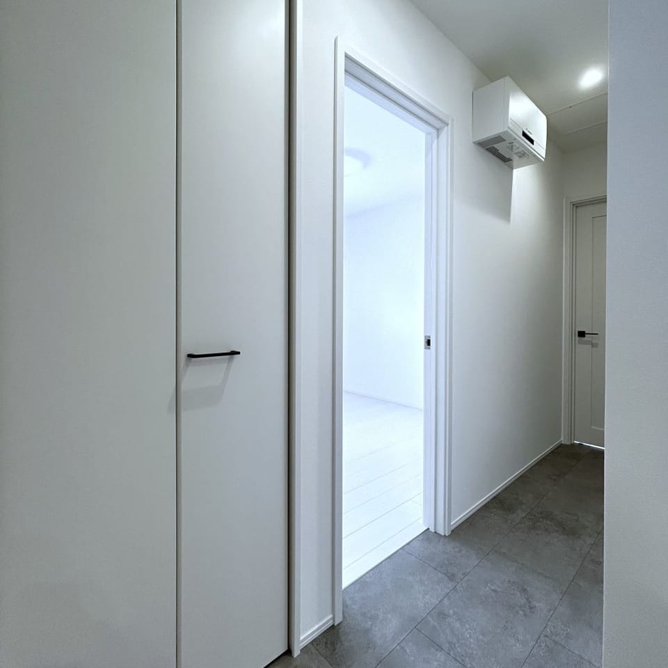 家の中心に収納を配置し、動線を短縮。毎日使う掃除用品や日用品をまとめてしまえて、家事効率がぐっと高まる便利なスペース。