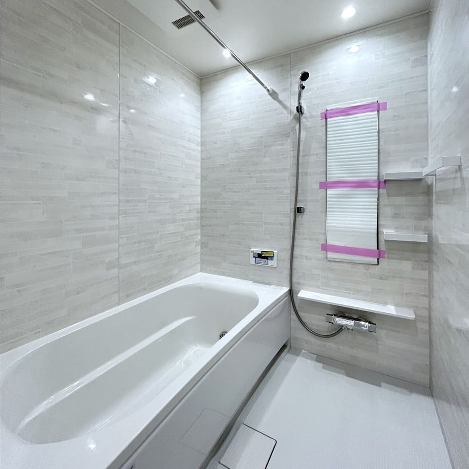 ホワイトとライトグレーでコーディネートした浴室。タカラスタンダード製で、お手入れしやすく清潔感あふれる空間です。