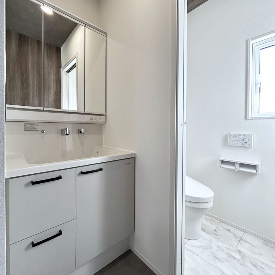 玄関近くに洗面台を配置し、帰宅後すぐに手洗いができる動線を確保。家族みんなが安心して使える工夫を取り入れました。