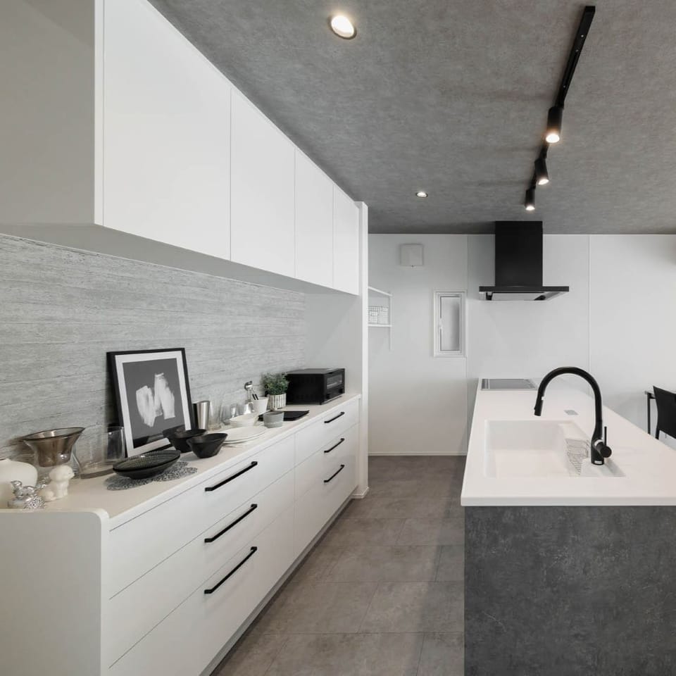 ホワイトで統一したカップボードが、空間に清潔感をプラス。奥にはパントリーとして使える可動棚収納を設けました。