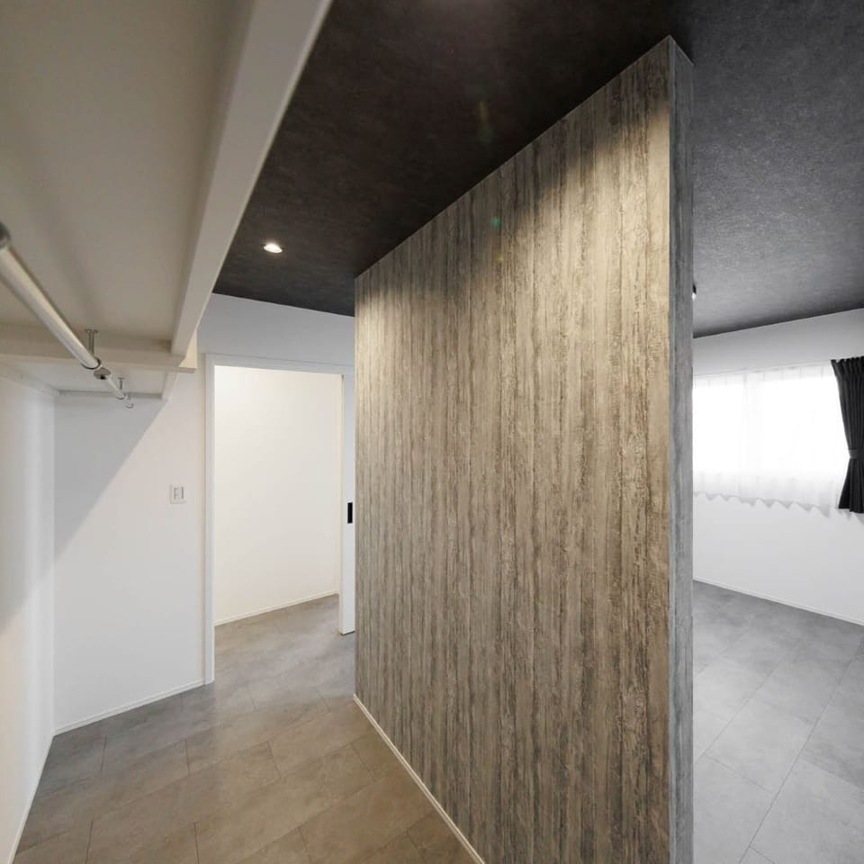 ウォークスルークローゼットを設け、通り抜け可能な大容量収納に。収納力はもちろん、スムーズな動線も両立した快適な空間です。