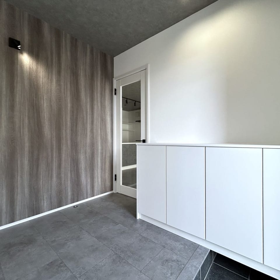 広々としたECLとホールが特徴の玄関は、来客時にも嬉しいゆったり設計。シックな木目調クロスがアクセントに。