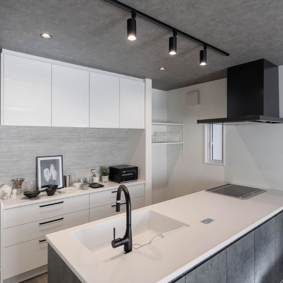 人気のペニンシュラ型キッチンで開放感のあるキッチン。面材は床とテイストを合わせたグレーで、モダンな印象に。