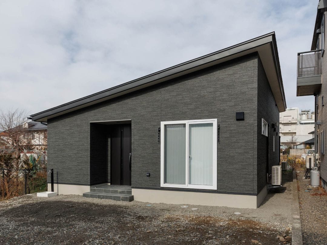 大きさの違う天然石を積み重ねたような外壁材を使用し、変化に富んだテクスチャーが個性的な外観です。