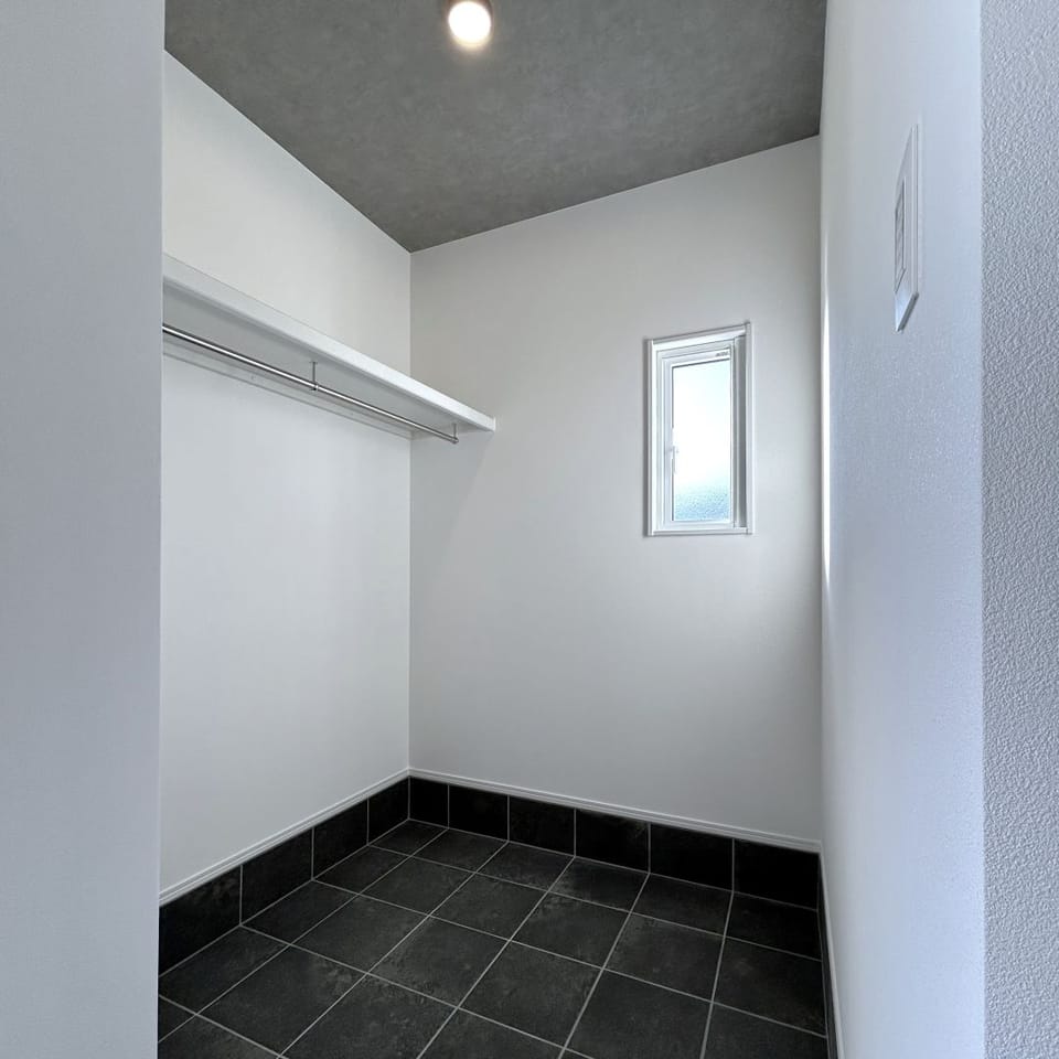 ECLはベビーカーなども収納しやすいゆったり設計。ぬれた上着などもそのまま掛けられるハンガーパイプ付。