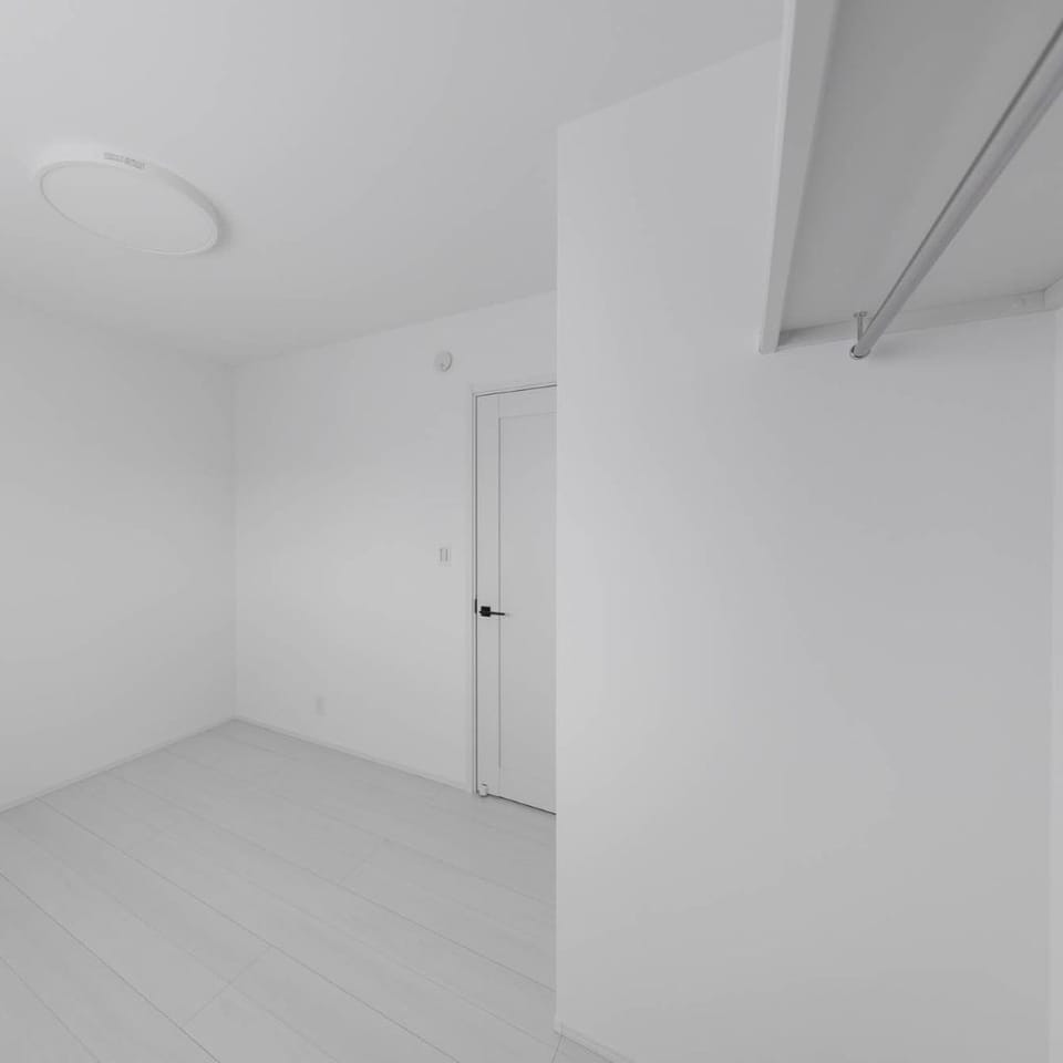 洋室はLDKとは印象を変え、ホワイトのフローリングでインテリアを選ばないシンプルながら飽きのこない部屋に。