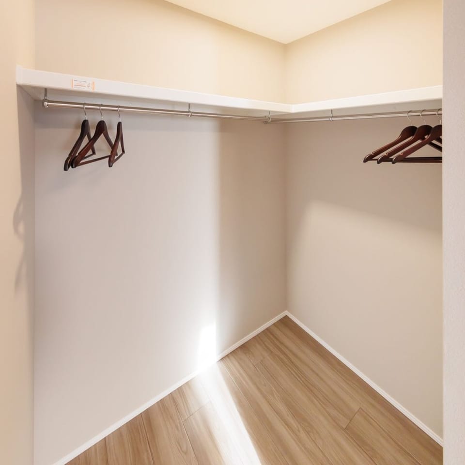 寝室にはウォークインクローゼットを完備。季節物や衣類をすっきり収納でき、居室空間を美しく保てます。