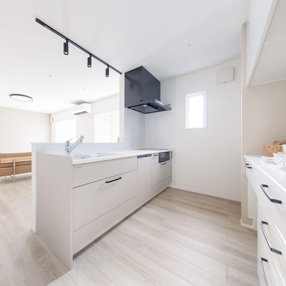 ベージュでまとめたナチュラルなキッチンは、タカラならではの人造大理石のワークトップとシンクでお掃除楽々。