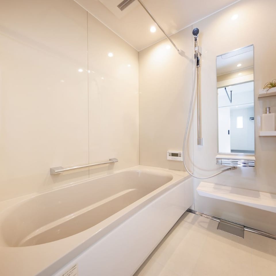 ベージュの浴槽がポイントの浴室は、ホーローの壁と磁器タイルの床が丈夫&お掃除しやすい嬉しい仕様。