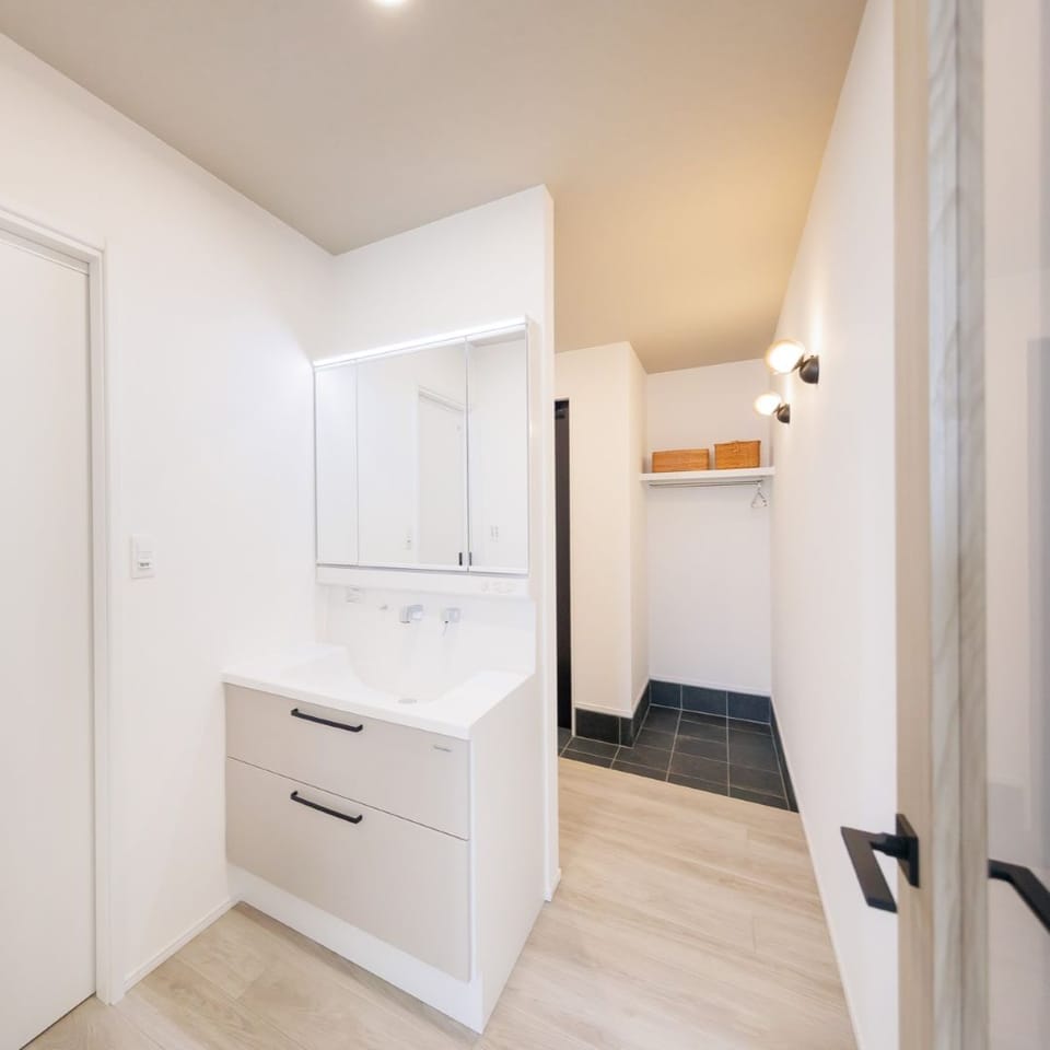 洗面台を玄関すぐに配置し、玄関→手洗い→リビングへ迷わず行ける、衛生的で安心な動線。お子さまの習慣づけにも◎。