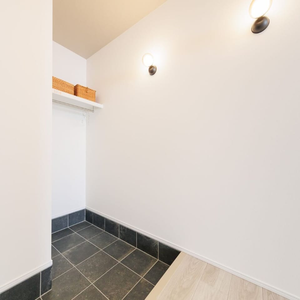 玄関のコンパクトなエントランスクロークにはハンガーパイプ付。室内を汚さずに上着などを収納できます。