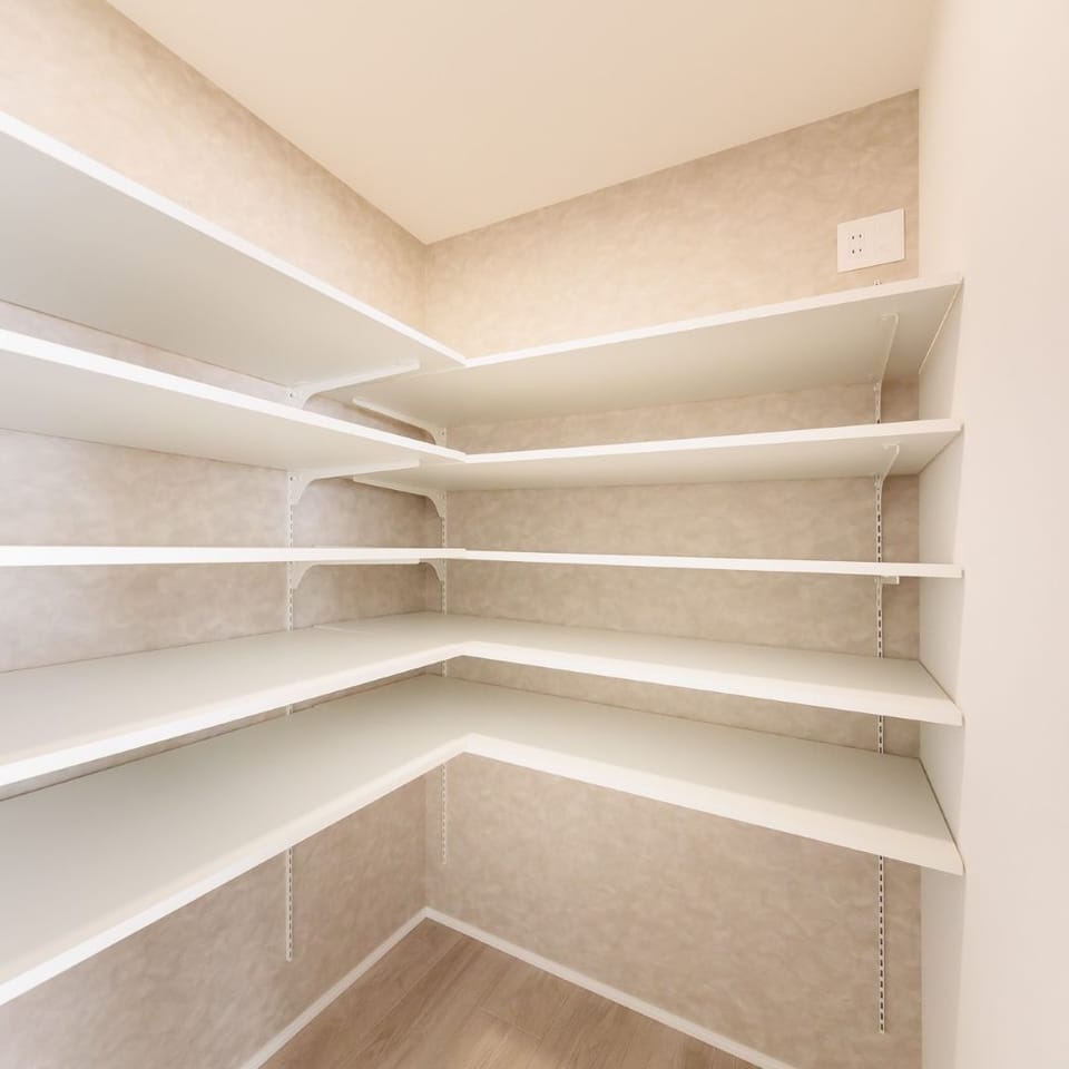 LDKには1.5帖のファミリークローゼット付。ランドリーからも近い間取りで、乾いた衣類の収納がスムーズに。