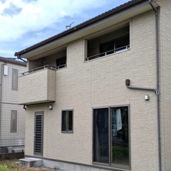 柔らかなベージュの外壁で仕上げた、温かみがある外観。2Fには日当たり良好の南面バルコニー付。