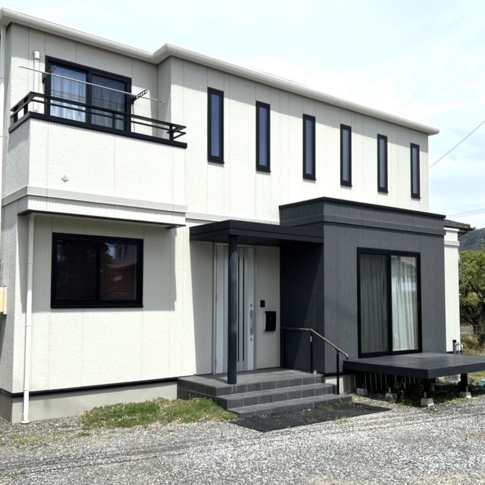 トーンの異なるグレーで仕上げたシックな外観で、家で過ごすのが楽しくなるシンプルモダンなお家。