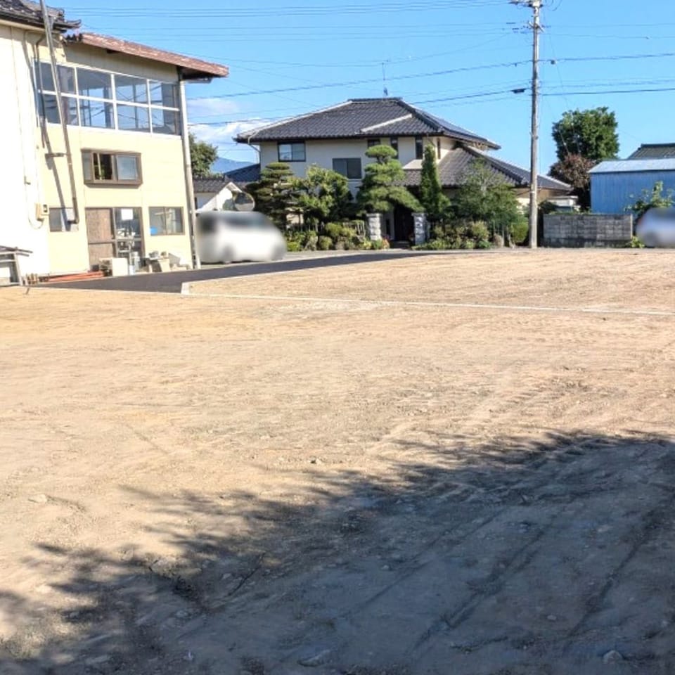 市道から少し入った、通行人や車からの視線が届きにくい区画。人目を気にしない静かな暮らしを実現できます。