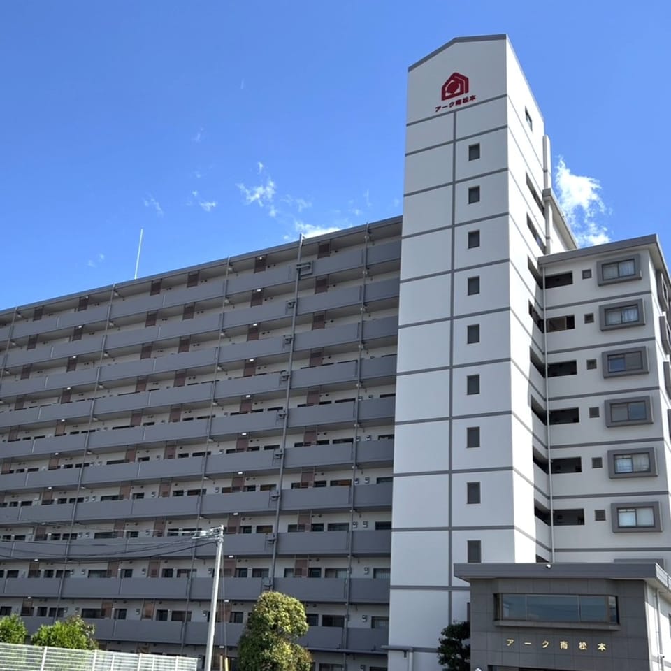 地上11階建ての荘厳な外観が目を惹きます。正面には広々とした平面駐車場や駐輪場、バイク置き場も。