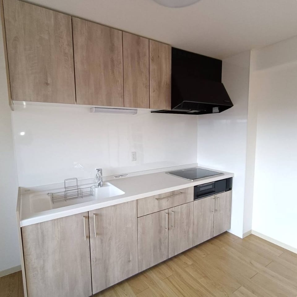 新品交換済のキッチンはIHクッキングヒーター搭載。お手入れも簡単で、毎日の家事を効率よくサポートしてくれます。