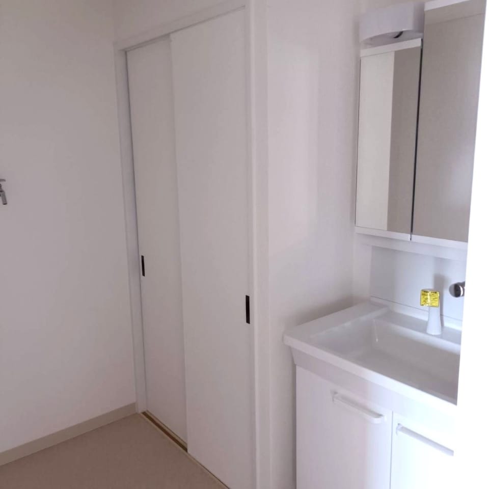 新品交換済の洗面化粧台を設置。清潔感あふれる空間で、毎朝の身支度やお手入れも気持ちよく行えます。