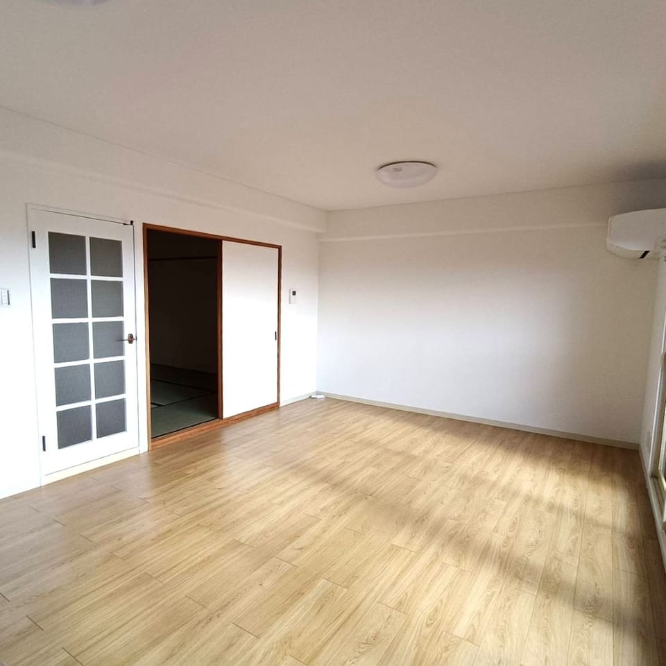 南面バルコニーからたっぷり降り注ぐ陽光が室内を明るく包みます。家族が自然と集まり、毎日の暮らしをより楽しく。