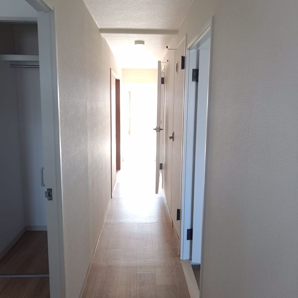 建具交換済で室内の印象も一新。気持ち新たな新生活にふさわしい、快適で心地よい住まいに整いました。