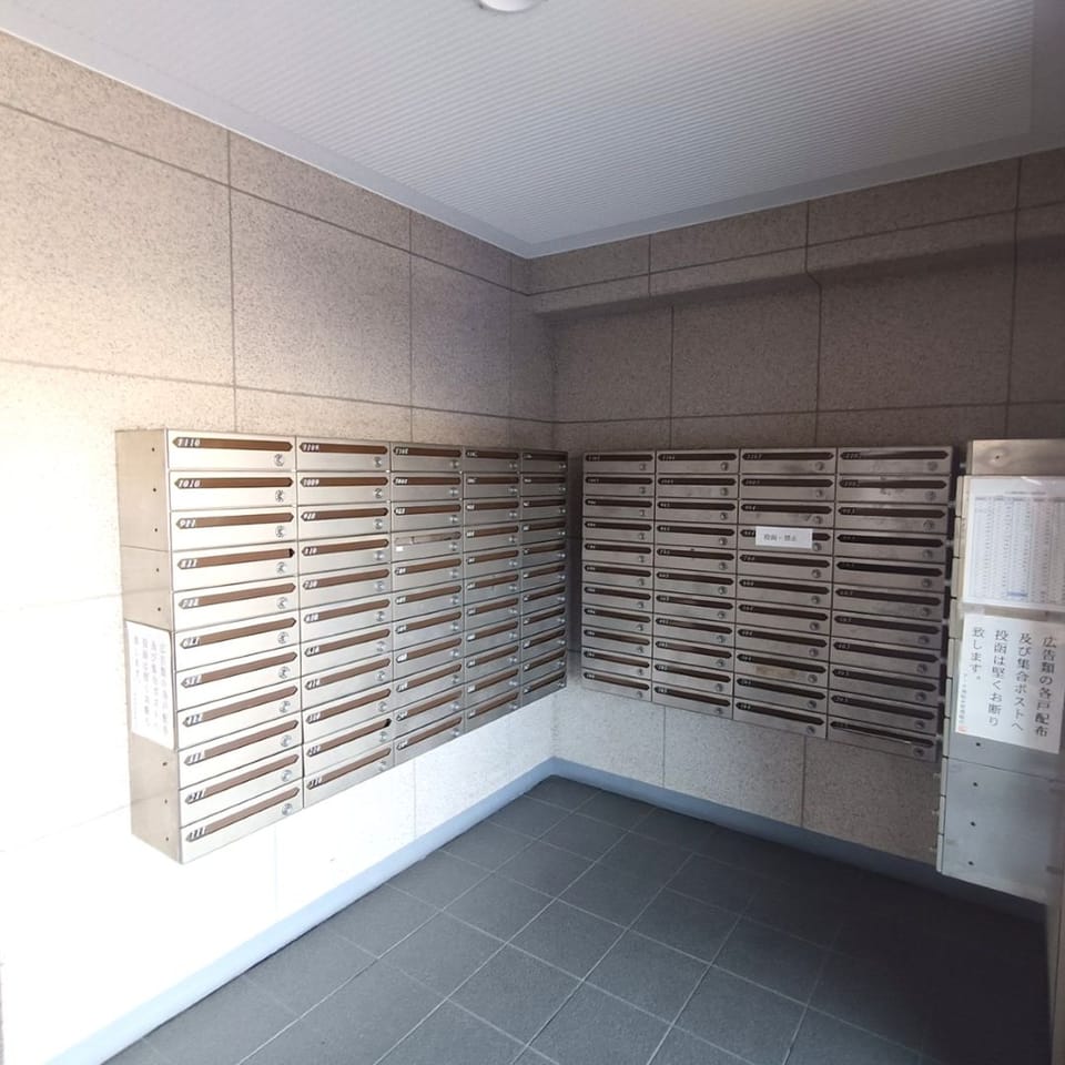 共用部にはポストを設置しており、郵便物の受け取りも便利。日々の生活をさりげなく支える嬉しい共用設備です。