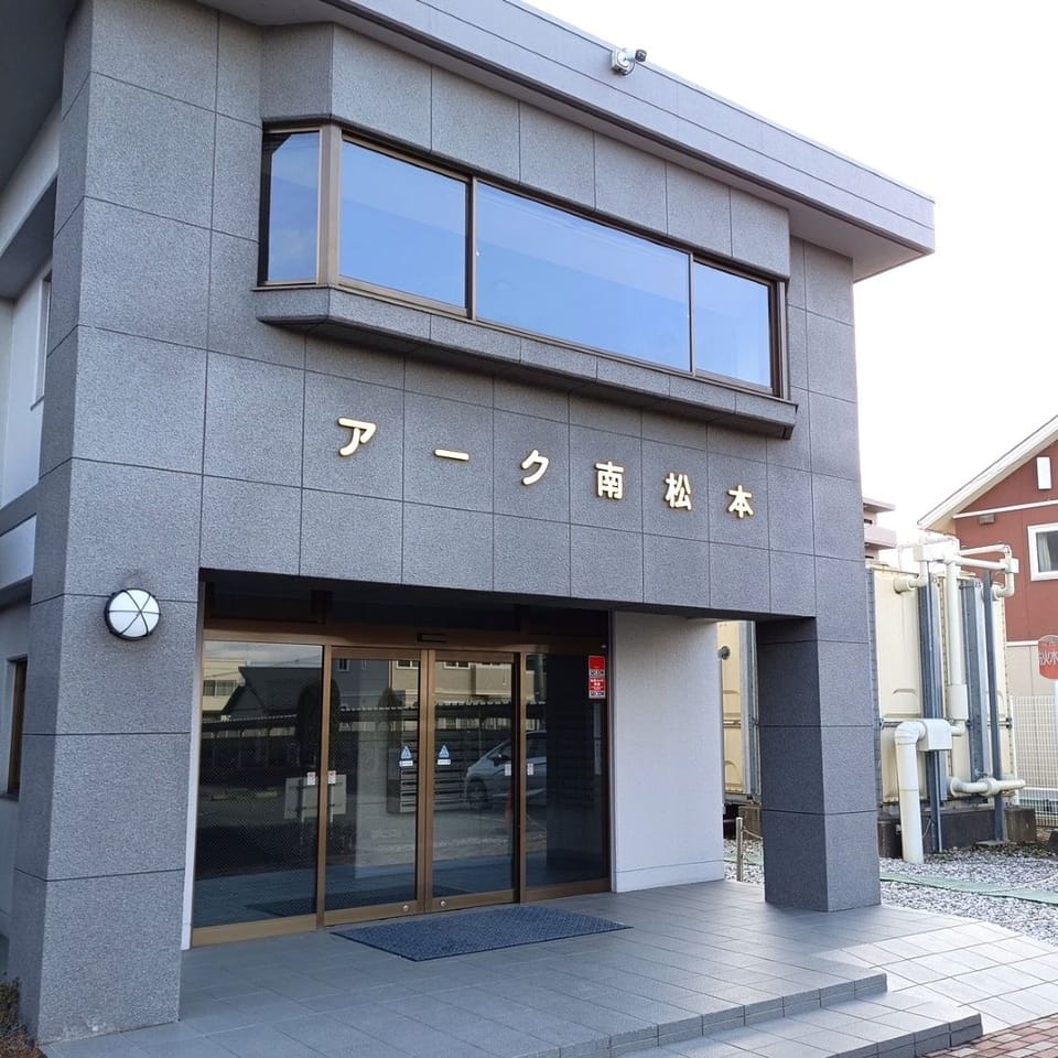 ウエルシアまで徒歩2分、ファミリーマートまで徒歩5分と、夜遅くや急なお買い物にも便利なお店が身近です。