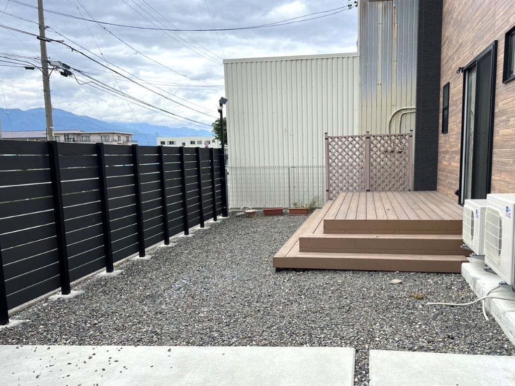 住宅の西側にはゆったりお庭&ウッドデッキ。お休みの日はご家族でのBBQもおすすめです。