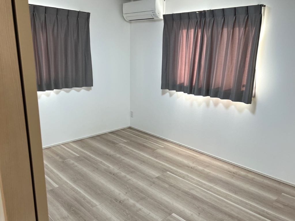 2F寝室はウォークインクローゼット付。収納棚いらずで、ベッドを置いても広々使えます。